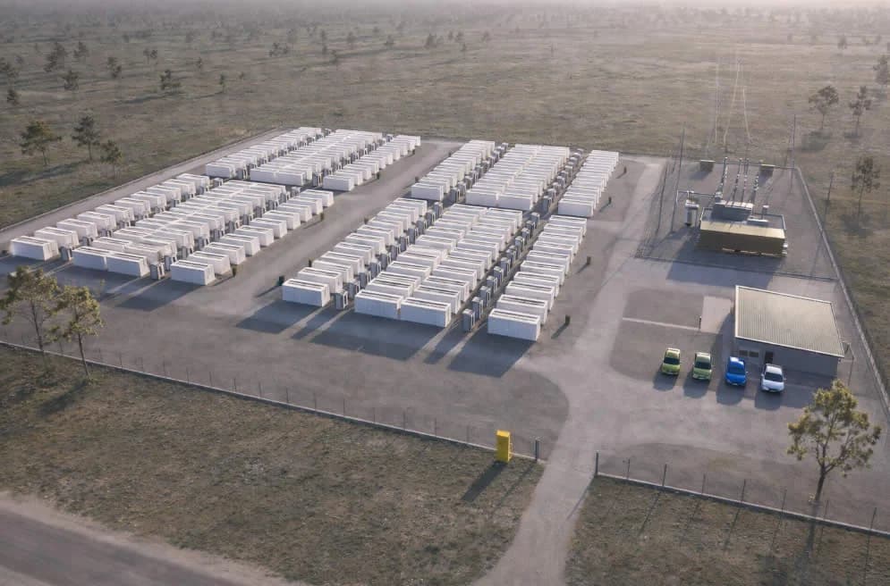 Instal·lació de bateries al costat de panells solars en un entorn industrial